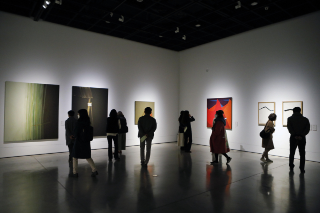 대구미술관을 찾은 관람객들이 작품을 감상하고 있다. 매일신문 DB