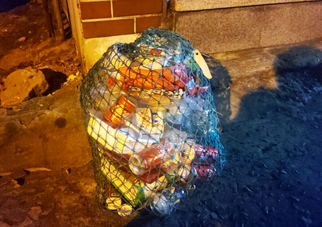 앞으로 커피찌꺼기를 대량으로 배출하는 사업장은 분리 수거해야 한다. 사진은 대구 서구의 한 주택 앞에 놓인 쓰레기 투망. 매일신문DB.