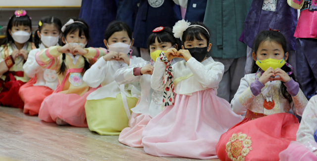 설 연휴를 이틀 앞둔 지난달 27일 오후 대구 달서구 자연과예술유치원에서 한복을 입은 아이들이 설맞이 인사로 손으로 하트를 만들어 보이고 있다. 김영진 기자 kyjmaeil@imaeil.com