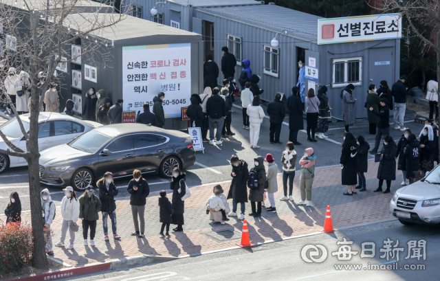 대구경북의 코로나19 확진자 수가 가파르게 증가하는 가운데 27일 오전 달서구 옛 두류정수장 임시선별검사소가 포화 상태에 이르자 선별진료소를 운영 중인 인근 민간의료기관으로 시민들이 몰려 북새통을 이루고 있다. 매일신문 DB