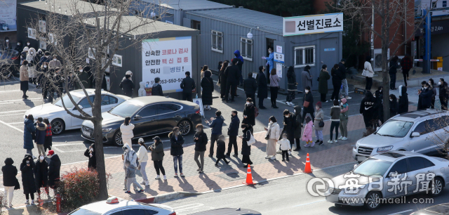 대구의 코로나19 확진자 수가 가파르게 증가하고 있다. 27일 0시 기준 신규 확진자 수는 770명으로 비수도권 중 가장 많으며, 2년 전 1차 대유행 당시의 최다 확진자 수를 넘어섰다. 이날 오전 달서구 옛 두류정수장 임시선별검사소가 포화 상태에 이르자 선별진료소를 운영 중인 인근 민간의료기관으로 시민들이 몰려 북새통을 이루고 있다. 우태욱 기자 woo@imaeil.com