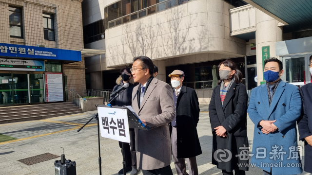 27일 대구시청 앞에서 더불어민주당에 인재 영입된 백수범 변호사가 대구 중남구 국회의원 보궐선거에 출마를 선언하고 있다. 김근우 기자 gnu@imaeil.com