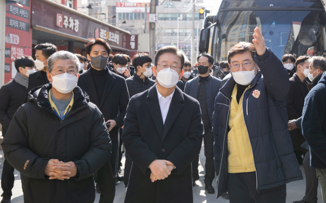 더불어민주당 이재명 대선후보(가운데)가 27일 광주시 서구 광주화정아이파크 붕괴사고 현장을 방문, 이용섭 광주시장(오른쪽)과 대화하고 있다. 연합뉴스