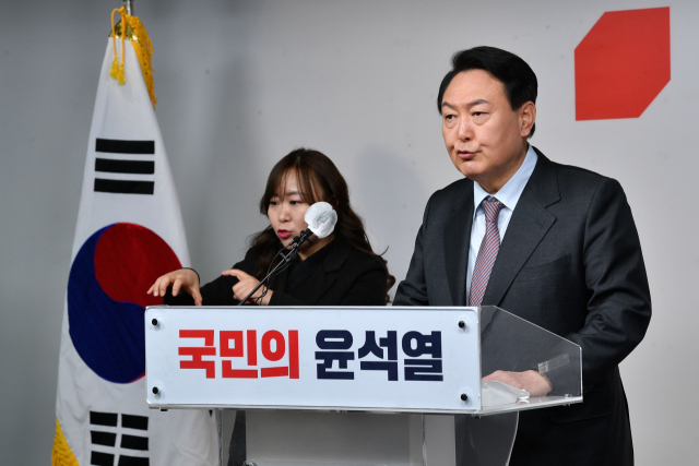 국민의힘 윤석열 대선 후보가 27일 오전 서울 여의도 국민의힘 중앙당사에서 정치 분야 공약을 발표하고 있다. 연합뉴스