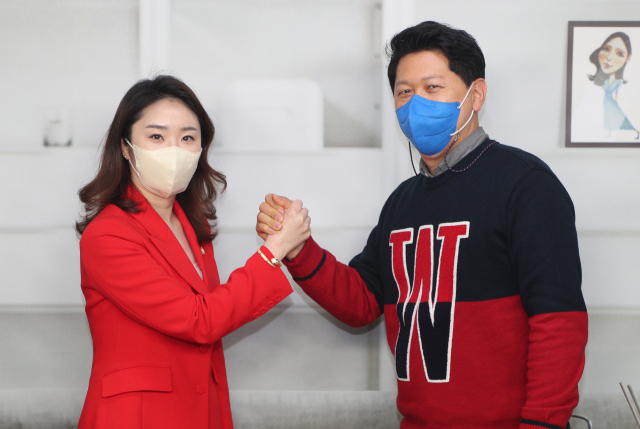 24일 오후 대구 매일신문사 3층 스튜디오에서 서재헌 더불어민주당 중앙선대위 청년위 상임부위원장(오른쪽)과 이정민 국민의힘 선대본 청년본부 수석부본부장이 인터뷰 후 기념촬영을 하고 있다. 안성완 기자 asw0727@imaeil.com