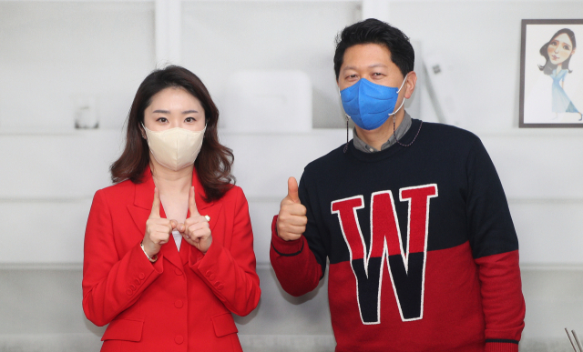 24일 오후 대구 매일신문사 3층 스튜디오에서 서재헌 더불어민주당 중앙선대위 청년위 상임부위원장(오른쪽)과 이정민 국민의힘 선대본 청년본부 수석부본부장이 인터뷰 후 기념촬영을 하고 있다. 안성완 기자 asw0727@imaeil.com