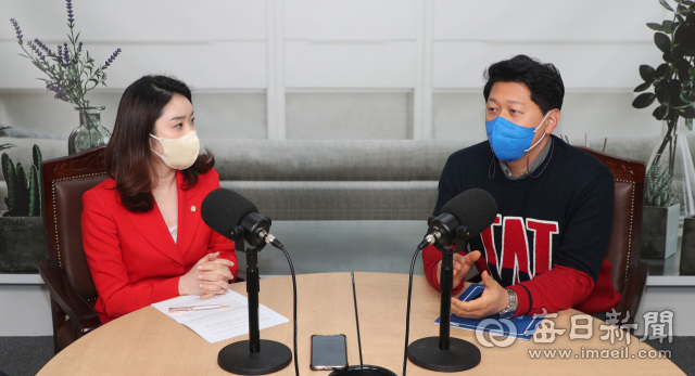 24일 오후 대구 매일신문사 3층 스튜디오에서 서재헌 더불어민주당 중앙선대위 청년위 상임부위원장(오른쪽)과 이정민 국민의힘 선대본 청년본부 수석부본부장이 매일신문과 인터뷰를 하고 있다. 안성완 기자 asw0727@imaeil.com