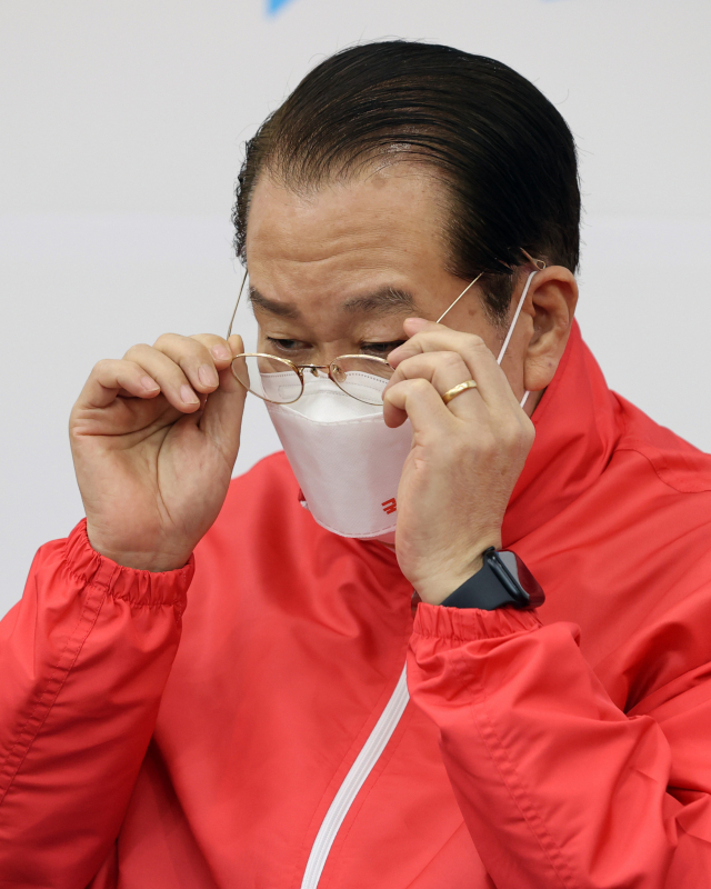 국민의힘 권영세 3‧9 재보선 공천관위원이 안경을 고쳐 쓰고 있다. 연합뉴스