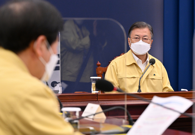 문재인 대통령이 26일 오후 청와대 여민관 영상회의실에서 열린 오미크론 대응 점검회의에서 구윤철 국무조정실장으로부터 보고 받고 있다. 연합뉴스