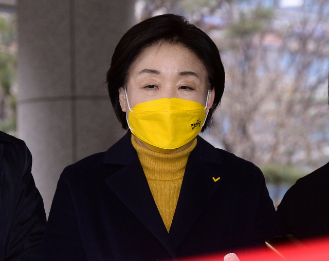 정의당 심상정 대선 후보가 25일 오전 서울 양천구 서울남부지법에서 열린 더불어민주당 이재명·국민의힘 윤석열 대선 후보 간 양자 TV토론 방송금지 가처분 신청 심문기일에 출석하며 취재진의 질문에 답하고 있다. 연합뉴스