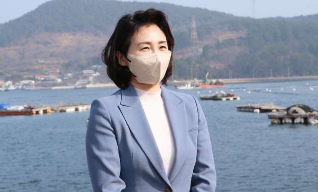 더불어민주당 이재명 대선 후보 부인 김혜경 씨가 1박 2일 경남 방문 마지막 일정으로 27일 통영 굴 작업장에 방문한 뒤 경남 방문 소회를 밝히고 있다. 연합뉴스