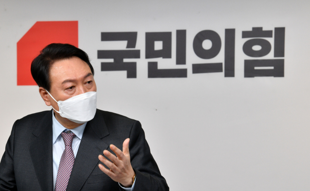 국민의힘 윤석열 대선 후보가 27일 오전 서울 여의도 국민의힘 중앙당사에서 정치 분야 공약을 발표한 후 취재진과 질의응답을 하고 있다. 연합뉴스