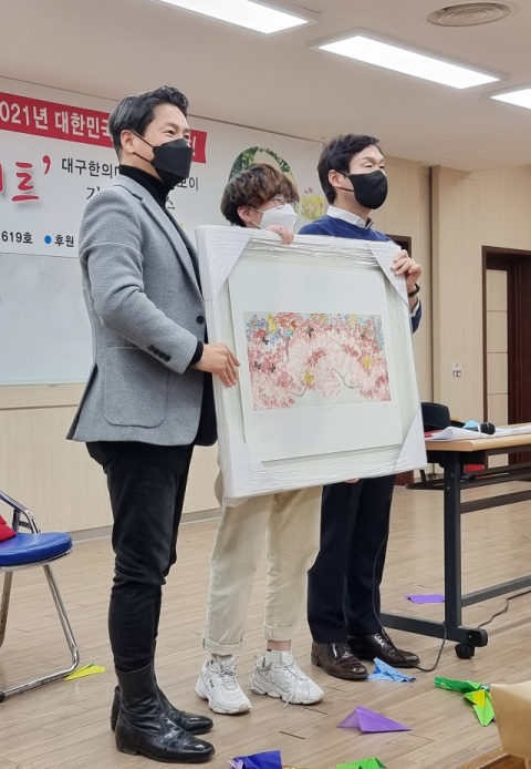대구한의대학교 휴먼상담복지학부 김성삼(왼쪽) 교수는 26일 예비대학생을 위한 청춘 콘서트를 열었다. 대구한의대 제공