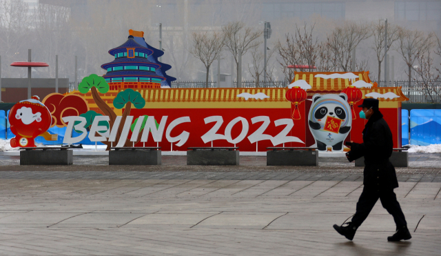 2022 베이징동계올림픽 개막을 열하루 앞둔 24일 중국 베이징 시내 메인미디어센터(MMC) 앞을 보안요원이 지나고 있다. 베이징시 당국은 이날부터 전 세계 취재진의 베이스캠프 역할을 할 MMC를 24시간 체제로 운영한다고 밝혔다. 연합뉴스