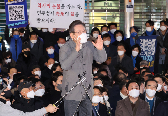 더불어민주당 이재명 대선후보가 27일 광주시 동구 충장로를 방문, 즉석연설을 통해 지지를 호소하고 있다. 연합뉴스