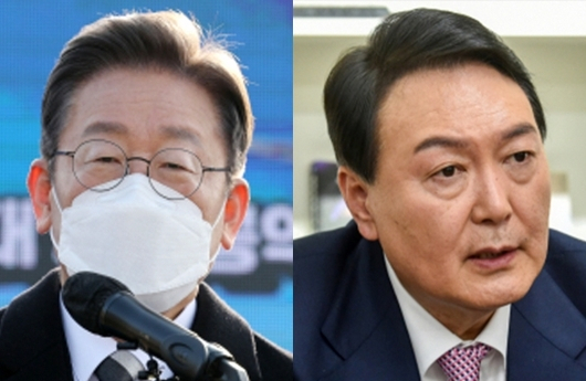 더불어민주당 이재명 대선후보가 27일 광주시 광산구 광주공항에서 광주·전남 공동 공약을 발표하고 있다. 연합뉴스(왼쪽 사진) / 국민의힘 윤석열 대선 후보가 24일 서울 여의도 국민의힘 중앙당사에서 한국지방신문협회 취재진들과 인터뷰 하고 있다. 사진공동취재단