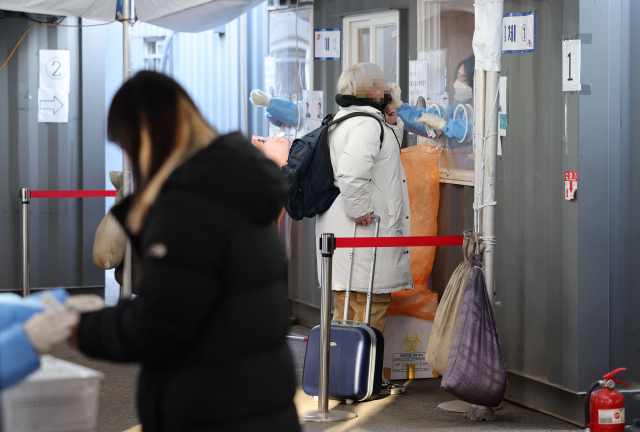 신종 코로나바이러스 감염증 신규 확진자가 1만6천96명을 기록한 28일 오전 서울역 코로나19 선별진료소를 찾은 시민들이 검사를 받고 있다. 연합뉴스
