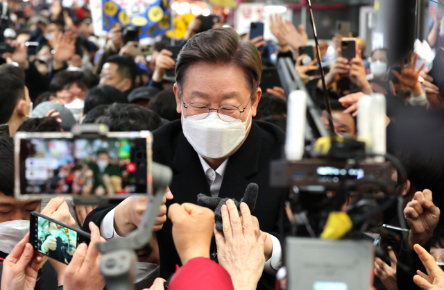 더불어민주당 이재명 대선후보가 27일 광주시 북구 말바우시장을 방문, 지지자와 인사하고 있다. 연합뉴스