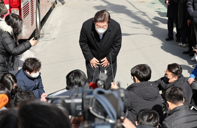 더불어민주당 이재명 대선후보가 27일 광주시 서구 광주화정아이파크 붕괴사고 현장을 방문한 뒤 취재진의 질문에 답변을 마친 뒤 인사하고 있다. 연합뉴스