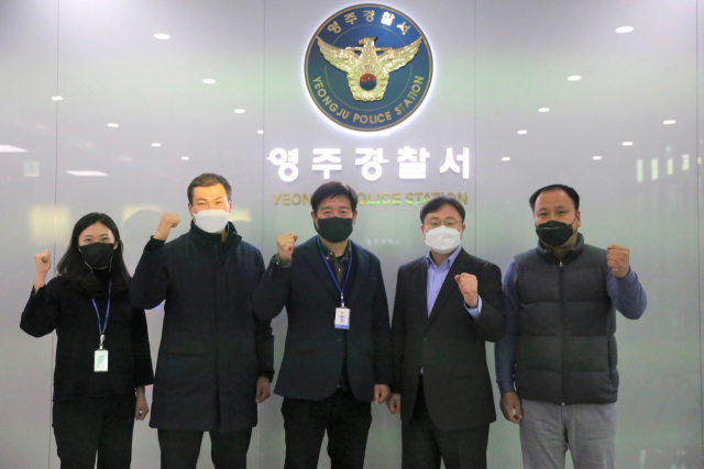 경북경찰청 베스트 지능팀에 선정된 영주경찰서 수사과 지능팀 직원들이 파이팅을 외치고 있다. 영주서 제공