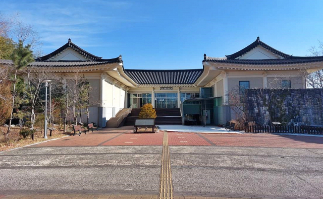 경주시가 최근 동리목월문학관 위탁 운영자 선정을 둘러싸고 지역 문학계의 반발과 갈등이 잇따르자, 위탁 운영을 중단하고 시직영 운영키로 했다.