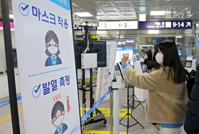 설 명절을 앞두고 본격적인 귀성이 시작된 28일 오후 동대구역에서 시민들이 열차 타는 곳으로 가기 전 발열 측정을 하고 있다. 김영진 기자 kyjmaeil@imaeil.com