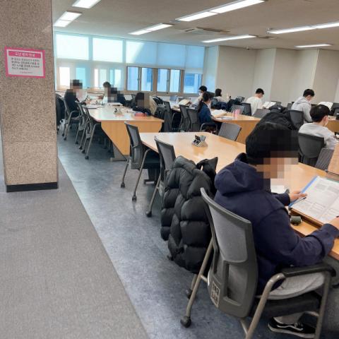 설 연휴를 앞둔 28일 오후 대구의 한 대학 도서관에는 코로나19로 인한 사회적 거리두기에도 많은 학생이 공부에 열중했다.