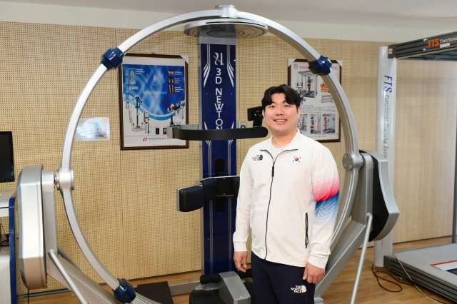 대구보건대학교 연마관 물리치료과 실습실에서 대한민국 기계체조 트레이너로 활동하는 신경환 씨가 포즈를 취하고 있다. 대구보건대 제공