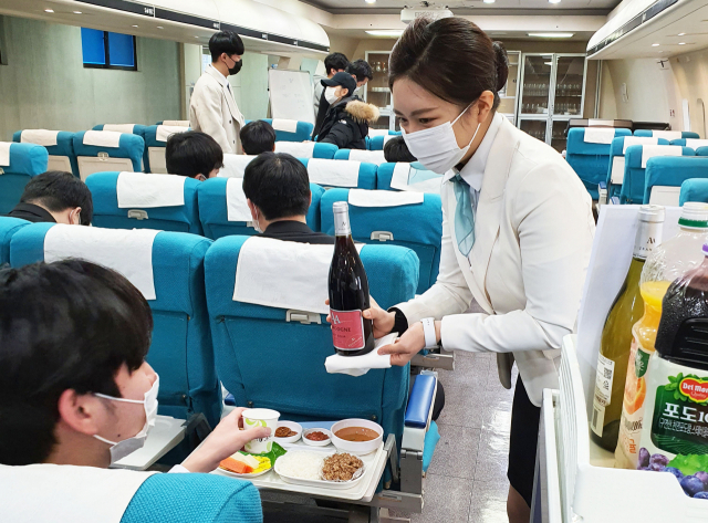 영진전문대 호텔항공관광과 항공기내 실습 모습. 영진전문대 제공