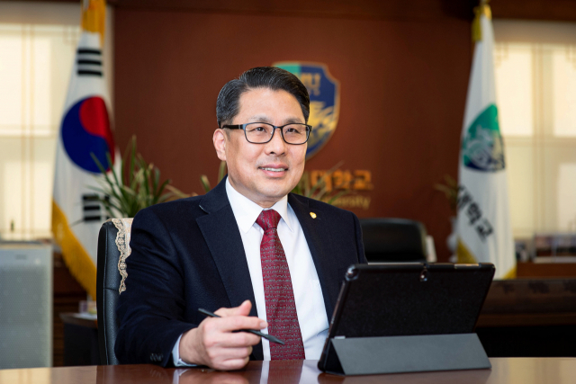 지난 4일 취임식을 연 변창훈 대구한의대 총장을 만나 대학의 미래 혁신과 변화에 대해 이야기를 들었다. 변 총장은 위기의식 속에서도 100년 대학을 만들 특성화 등 비전을 설명했다. 대구한의대 제공