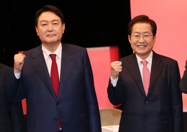 윤석열 국민의힘 대선 후보와 홍준표 국민의힘 선대본부 상임고문. 자료사진 연합뉴스