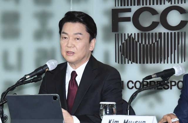국민의당 안철수 대선 후보가 28일 서울 중구 프레스센터에서 열린 서울외신기자클럽 초청 기자간담회에서 발언하고 있다. 연합뉴스