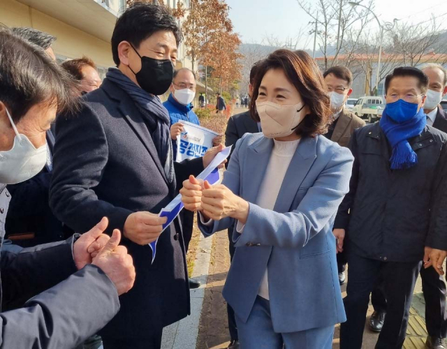 지난달 26일 더불어민주당 이재명 대선 후보의 부인 김혜경 씨가 경남 진주에 있는 한국실크연구원을 방문해 당원들과 주먹인사를 나누고 있다. 연합뉴스