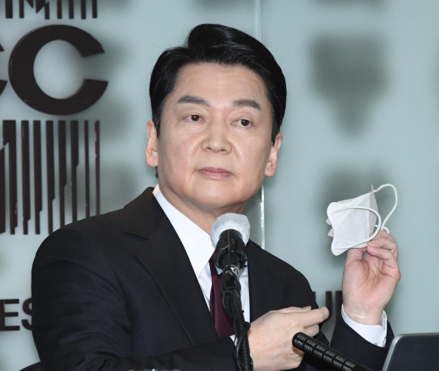 국민의당 안철수 대선 후보가 28일 서울 중구 프레스센터에서 열린 서울외신기자클럽 초청 기자간담회에서 발언하기 위해 마스크를 벗고 있다. 연합뉴스