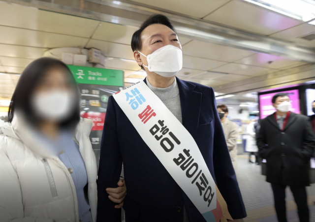 국민의힘 윤석열 대선 후보가 설 연휴 첫날인 29일 서울지하철 강남역을 찾아 시민들에게 새해 인사를 하며 사진 촬영 요청에 응하고 있다. 연합뉴스