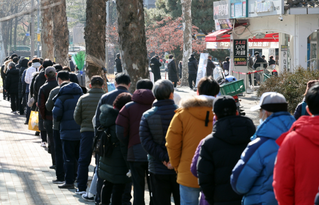 설 연휴를 하루 앞둔 28일 노원구 한 로또 판매점에 시민들이 줄지어 서 있다. 이번 주 로또는 1000회 추첨이다. 연합뉴스