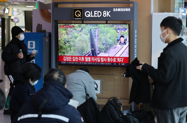 북한이 30일 오전 7시52분께 자강도 일대에서 동해상으로 탄도미사일로 추정되는 발사체 1발을 발사한 것이 포착됐다고 합동참모본부가 밝혔다. 사진은 이날 서울역에서 관련 뉴스를 지켜보는 시민들. 연합뉴스