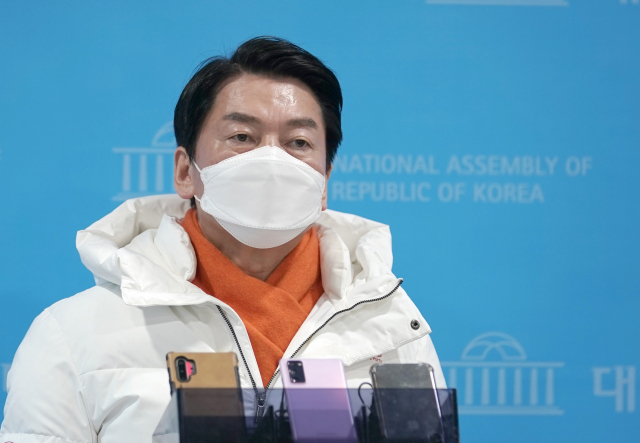 국민의당 안철수 대선 후보가 30일 오후 국회 소통관에서 양자 담합 토론 규탄 긴급 기자회견을 한 뒤 취재진 질문에 답하고 있다. 연합뉴스