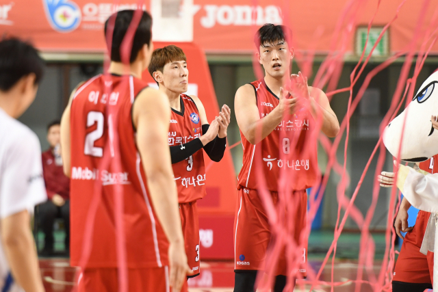 3일 열릴 예정이던 프로농구 대구 한국가스공사 페가수스와 전주 KCC의 경기가 취소됐다. KBL은 가스공사에서 코로나19 PCR 검사 양성 및 대기자를 제외하고 엔트리 구성이 어려워졌다고 연기사유를 밝혔다. KBL 제공