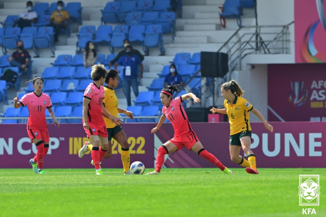 30일 인도 푸네의 시리 시브 차트라파티 종합운동장에 열린 2022 아시아축구연맹(AFC) 아시안컵 호주와의 8강전에서 이영주가 돌파를 시도하고 있다. 조별리그 2승 1무로 C조 2위에 오른 한국은 이날 3전 전승을 거둔 B조 1위 호주를 넘으면서 2014년 대회(4위) 이후 8년 만에 4강에 진출했다. 연합뉴스