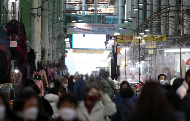 설 명절을 앞둔 28일 대구 중구 서문시장이 제수 용품 등을 사려는 시민들의 붐비고 있다. 연합뉴스