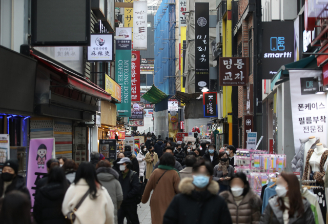 서울 중구 명동의 상점가. 연합뉴스