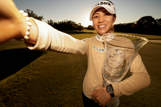 31일 끝난 미국여자프로골프(LPGA)투어 게인브리지 LPGA에서 정상에 오른 리디아고가 인증샷을 남기고 있다. 연합뉴스