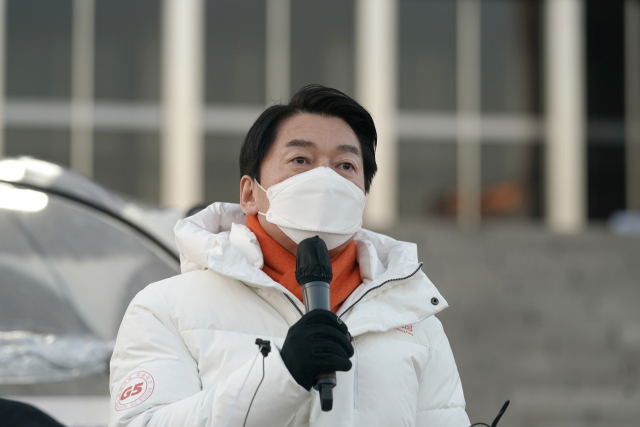 국민의당 안철수 대선 후보가 30일 오후 국회 본관 앞에서 양당 담합토론 규탄 철야농성을 하며 발언하고 있다. 연합뉴스