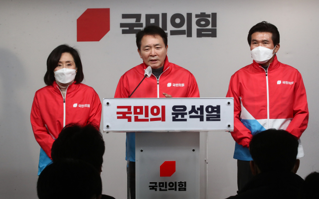 국민의힘 TV토론 협상단 성일종 단장이 27일 서울 여의도 국민의힘 중앙당사에서 대선 후보 TV토론 협상 관련 기자회견을 하고 있다. 왼쪽부터 전주혜 의원, 성일종 단장, 황상무 특보. 연합뉴스
