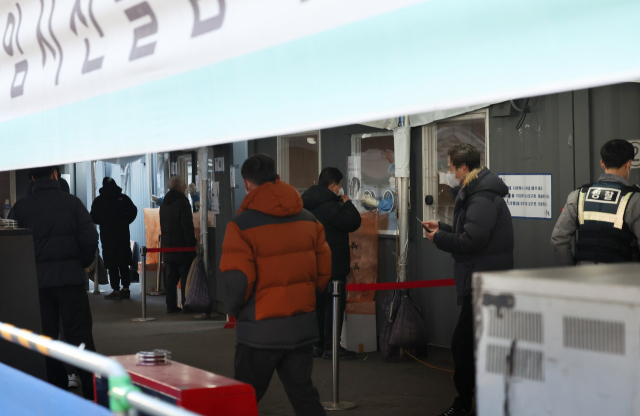 설날을 하루 앞둔 31일 오전 서울역광장에 마련된 코로나19 임시 선별검사소를 찾은 시민들이 검사를 받고 있다. 연합뉴스