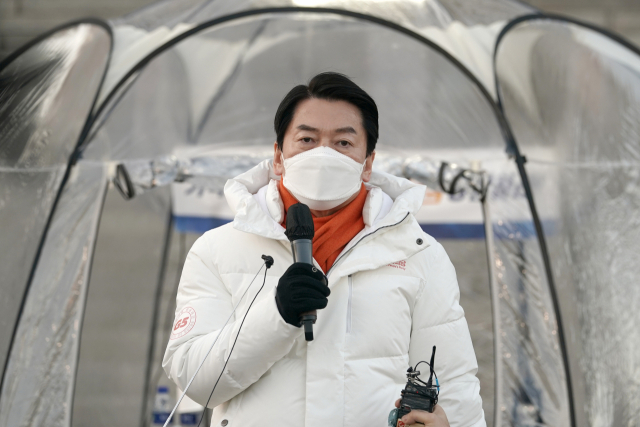 국민의당 안철수 대선 후보가 30일 오후 국회 본관 앞에서 양당 담합토론 규탄 철야농성을 하며 발언하고 있다. 연합뉴스