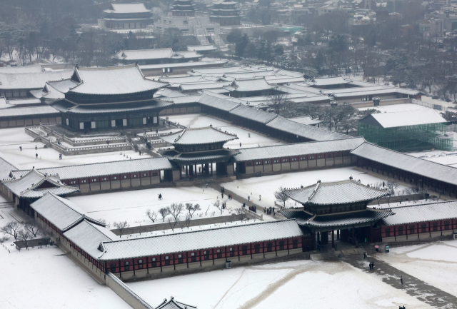 지난 19일 서울을 포함한 수도권에 대설특보가 내려진 가운데 서울 경복궁이 오전에 내린 눈으로 하얗게 변해 있다. 연합뉴스
