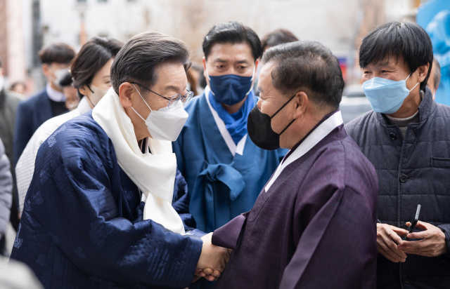 더불어민주당 이재명 대선 후보가 설 명절인 1일 경북 안동시 안동 김씨 화수회를 방문, 어르신들과 인사하고 있다. 연합뉴스