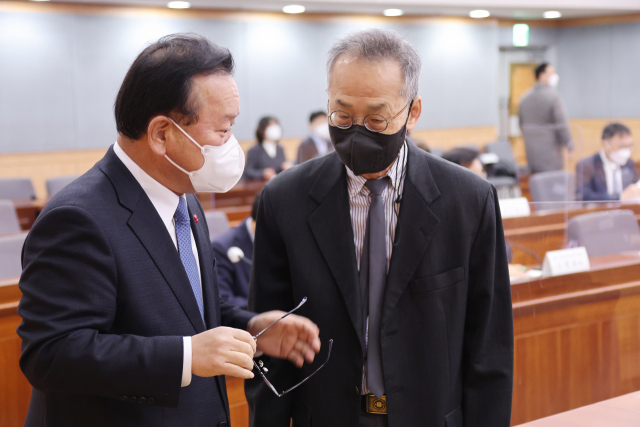 김부겸 국무총리와 최재천 민간공동위원장(이화여대 교수, 오른쪽)이 12일 정부서울청사에서 열린 제7차 코로나19 일상회복 지원위원회에 참석해 대화하고 있다. 연합뉴스